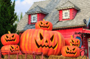 Дом украшенный к Хэллоуину