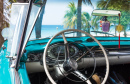 Классический автомобиль рядом с пляжем в Гаване