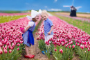 Голландские дети в поле тюльпанов