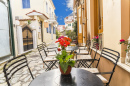 Уличное кафе в городе Превеза, Греция
