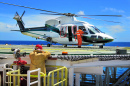 Вертолет на морской нефтяной платформе
