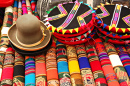 Красочные ткани на рынке в Перу