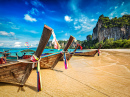 Длиннохвостые лодки на пляже Рейли-Бич, Таиланд