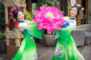 Китайские девушки в традиционных костюмах