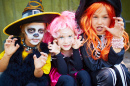 Девочки в костюмах для Хэллоуина