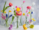 Цветы в стеклянных вазах