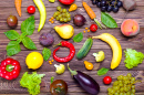 Ассортимент свежих фруктов и овощей