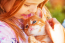 Маленькая девочка с рыжим котенком