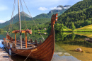 Реплика корабля викингов в норвежском пейзаже