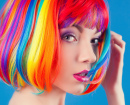 Женщина в красочном парике
