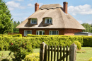 Традиционный английский дом с соломенной крышей