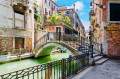 Узкий канал в Венеции