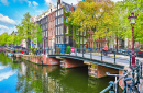 Мост через канал в Амстердаме