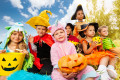 Дети в красочных костюмах к Хэллоуину