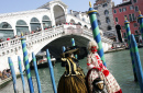 Мост Риальто в Венеции во время карнавала