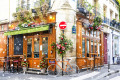 Парижское кафе, украшенное к Рождеству