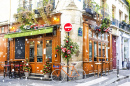Парижское кафе, украшенное к Рождеству