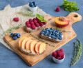 Бутерброды с ягодами и сливочным сыром