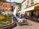 Уличное кафе в Дезенцано-дель-Гарда, Италия