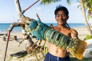 Рыбак показывает омара, Малайзия