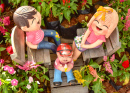 Глиняные куклы в саду