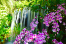 Водопад с цветами в саду