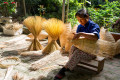 Плетение бамбуковых ловушек для рыбы, Вьетнам