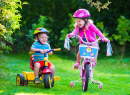 Дети на велосипедах в парке