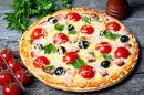 Пицца с беконом, оливками и помидорами