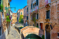 Узкий канал с мостами в Венеции