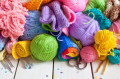 Цветные клубки пряжи