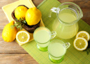 Лимонный сок и нарезанные лимоны
