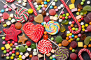 Разноцветные сладости, леденцы и конфеты