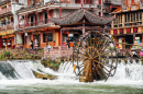 Водяное колесо в Фэнхуане, Китай