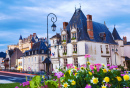 Город и замок Амбуаз в сумерках, Франция