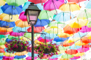 Разноцветные зонтики в Агеде, Португалия