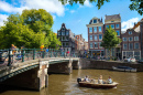 Канал с лодками в Амстердаме