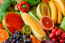 Разнообразные свежие фрукты и овощи