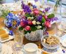 Сервировка стола с цветочной композицией