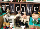 Деревянные куклы в витрине магазина