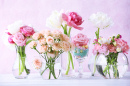 Весенние цветы в стеклянных вазах