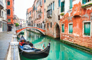 Канал с гондолой в Венеции