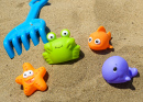 Пластиковые игрушки на пляже