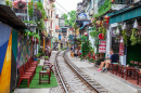 Рельсы на улице Ханоя, Вьетнам