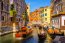 Узкий канал с гондолами в Венеции
