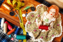 Красивая кукла и аксессуары для шитья