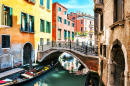 Узкий канал в Венеции, Италия