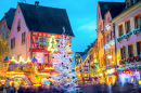 Украшенный к Рождеству французский городок