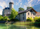 Средневековый замок на озере Анси, Франция