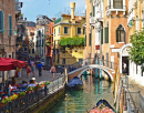 Гондола на канале в Венеции